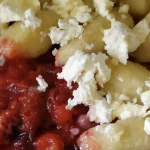 Poctivá česká domácí kuchyně v novém hávu: Zapečená krkovice se smetanovou omáčkou, slaninou a cibulkou